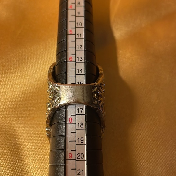 Gold colored ring with faux pearls & blue gems.size 7-Costume jewelry - Picture 9 of 11